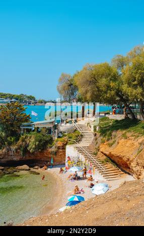 Vouliagmeni, Grèce - 1 septembre 2022: Certains se détendent dans une petite grotte de Vouliagmeni, Grèce, un jour d'été Banque D'Images