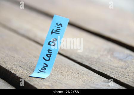 Inscription de citations motivationnelles sur une balise vous pouvez le faire. Banque D'Images