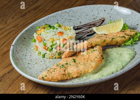 Plats du chef du restaurant. Un plat sur une table dans un café. Plats appétissants du menu du restaurant. Plats frais et savoureux. Côtelettes de poulet Banque D'Images