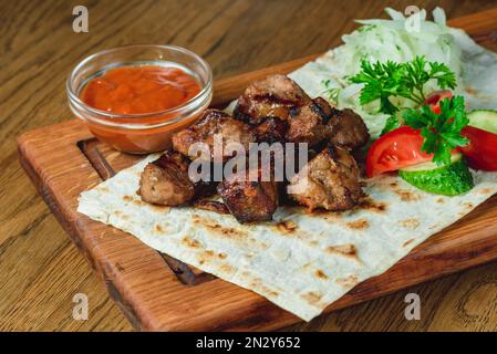 Plats du chef du restaurant. Un plat sur une table dans un café. Plats appétissants du menu du restaurant. Plats frais et savoureux. Morceaux de s cuits au four Banque D'Images