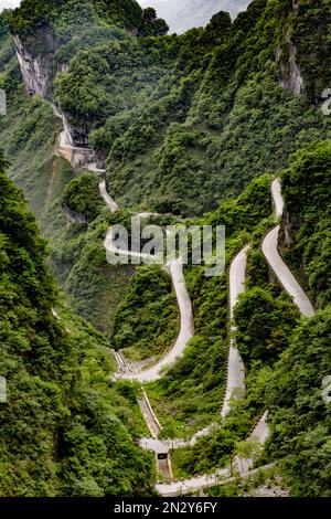 La route sinueuse menant à la grotte de la montagne Tianmen. Il y a 99 montagnes russes, 9 étant un chiffre porte-bonheur est la Chine, le long de la manière. Montagne Tianmen Banque D'Images