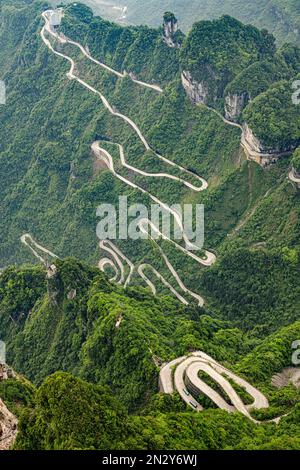 La route sinueuse menant à la grotte de la montagne Tianmen. Il y a 99 montagnes russes, 9 étant un chiffre porte-bonheur est la Chine, le long de la manière. Montagne Tianmen Banque D'Images