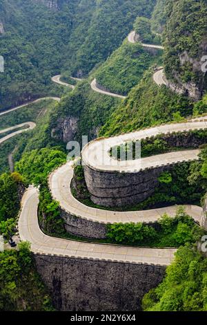 La route sinueuse menant à la grotte de la montagne Tianmen. Il y a 99 montagnes russes, 9 étant un chiffre porte-bonheur est la Chine, le long de la manière. Montagne Tianmen Banque D'Images