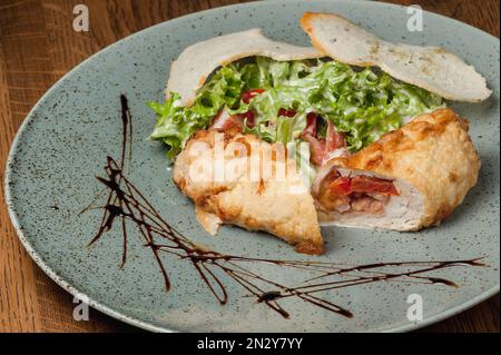 Plats du chef du restaurant. Un plat sur une table dans un café. Plats appétissants du menu du restaurant. Plats frais et savoureux. Rouleau de poulet avec Banque D'Images