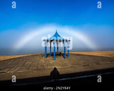 Sheerness, Kent, Royaume-Uni. 7th févr. 2023. Météo au Royaume-Uni: Un autre flogbow rare (arc-en-ciel formé dans le brouillard) est apparu dans Sheerness, dans le Kent pour la deuxième journée de course en raison des mêmes conditions météorologiques qu'hier. Crédit : James Bell/Alay Live News Banque D'Images