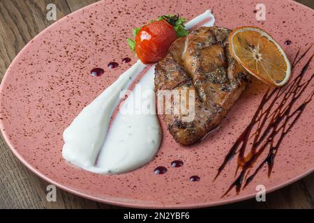 Plats du chef du restaurant. Un plat sur une table dans un café. Plats appétissants du menu du restaurant. Plats frais et savoureux. Poulet frit ste Banque D'Images