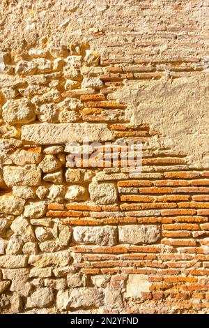 Détail du mur de maison fait de vieilles briques étroites et de pierre aléatoire - le blanc, Indre (36), France. Banque D'Images