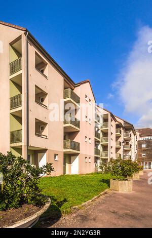 Immeuble moderne au blanc, Indre (36), France. Banque D'Images