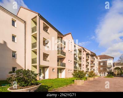 Immeuble moderne au blanc, Indre (36), France. Banque D'Images