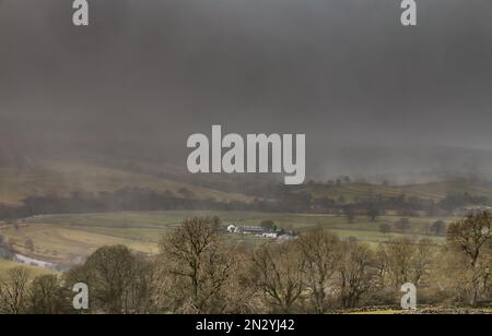 Une épaisse couche de neige descend le dale au-dessus de Newbiggin, Teesdale Banque D'Images