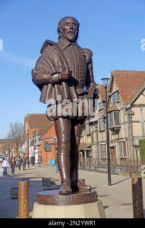 Créée par le sculpteur James Butler, la nouvelle statue en bronze du Bard William Shakespeare en £100 000 est située sur Henley Street à Stratford-upon-Avon. Banque D'Images