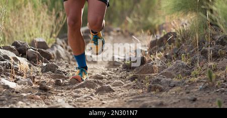 Trail homme de course sur le sentier de montagne d'exercice Banque D'Images