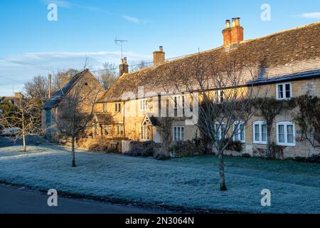 Petits cottages de Compton dans le gel du matin juste après le lever du soleil. Little Compton, Cotswolds, Warwickshire, Angleterre Banque D'Images