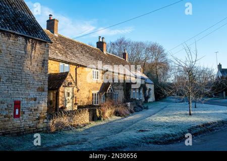 Petits cottages de Compton dans le gel du matin juste après le lever du soleil. Little Compton, Cotswolds, Warwickshire, Angleterre Banque D'Images