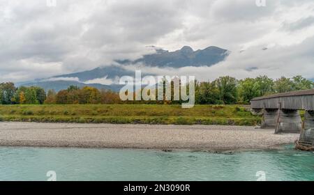 Impression autour du Rhin avec le Pont du Vieux Rhin entre Vaduz au Liechtenstein et Sevelen situé dans le canton de St-Gall, Suisse Banque D'Images