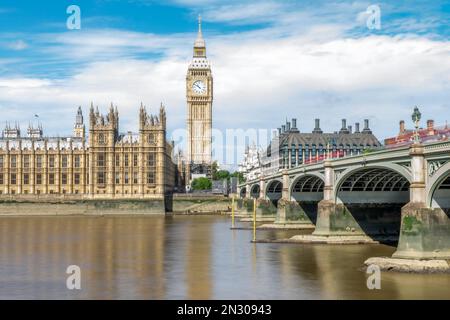 Westminster Bridge et Big Ben à Londres, Royaume-Uni. Exposition longue durée avec flou de mouvement. Banque D'Images