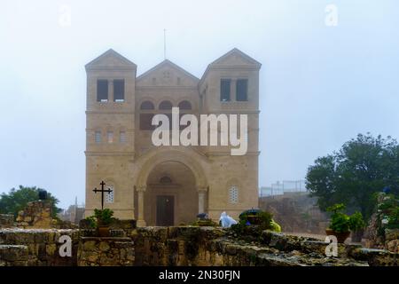 Vue sur la façade de l'église de la Transfiguration, au sommet du mont Tabor, par une journée d'hiver brumeuse. Nord d'Israël Banque D'Images