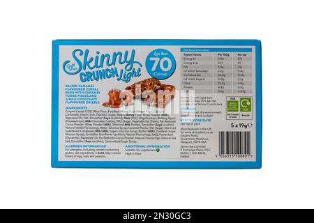 Liste des ingrédients et informations nutritionnelles sur la boîte de barres de céréales Skinny Crunch Light Salted au caramel barres isolées sur fond blanc Banque D'Images