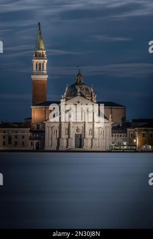 Venise, Italie, illuminée la nuit avec des canaux lumineux, une architecture historique, des ponts et des reflets sur l'eau. Banque D'Images