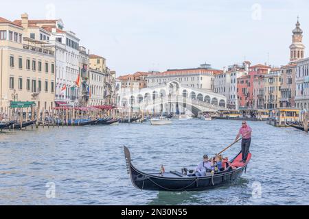 Venise, Italie. Télécabine avec touristes et le pont du Rialto sur le grand canal, Venezia Italie Banque D'Images