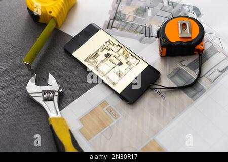Concepteur UX travaillant sur l'application mobile expérience esquisser des dessins au bureau. L'image n'est pas focalisée les drawings sont rognés sans visage. Banque D'Images