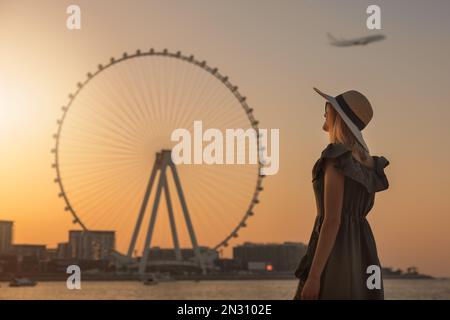Femme profitant du coucher du soleil et de la vue sur la grande roue Ain Dubai. EAU Banque D'Images
