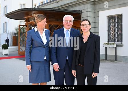 07 février 2023, Suisse, Genf: Le Président allemand Frank-Walter Steinmeier rencontre Mirjana Spoljaric Egger (r) Présidente du Comité international de la Croix-Rouge, et l'Ambassadeur Katharina Stasch. Le Président allemand a plusieurs nominations à Genève avec le Comité international de la Croix-Rouge. Photo: Britta Pedersen/dpa Banque D'Images