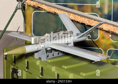 Production militaire, véhicule aérien sans pilote, projectile de tir de drone kamikaze lancé par catapulte. Gros plan. Banque D'Images