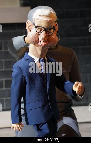 Un membre de la troupe avec la marionnette de Michael Gove en train de jouer à la première mondiale des idiots Assemble: Spitting image Saves the World, au Birmingham Rep Theatre. Date de la photo: Mardi 7 février 2023. Banque D'Images