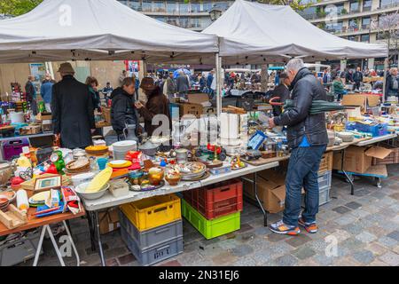 Paris, France - 4 mai 2017: Personnes à la recherche de biens dans la boutique d'antiquités d'occasion au marché d'Aligre à Paris Banque D'Images