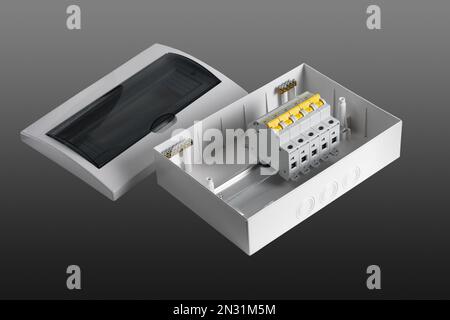 Tableau de distribution en plastique.Carte électrique.Gros plan.Isolé sur fond gris. Banque D'Images