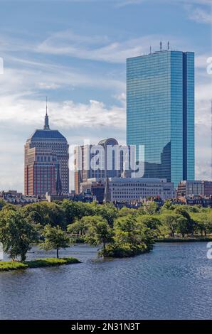 Boston Back Bay: 200 Clarendon Street, est l'emblématique ancienne John Hancock Tower, un monolithe de verre teinté bleu qui reflète le ciel et tout autour de lui. Banque D'Images