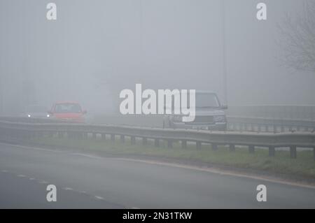 Windsor, Berkshire, Royaume-Uni. 7th février 2023. Après un autre début de journée glacial, il y avait un brouillard épais à Windsor ce matin, ce qui a rendu les conditions de conduite dangereuses pour les véhicules sur la voie Royal Windsor. Crédit : Maureen McLean/Alay Live News Banque D'Images