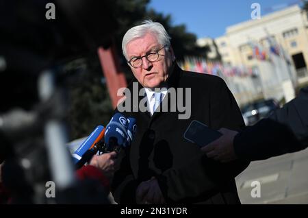 Genf, Suisse. 07th févr. 2023. Le président fédéral Frank-Walter Steinmeier s'adresse aux journalistes. Le Président fédéral a plusieurs nominations à Genève avec le Comité international de la Croix-Rouge. Credit: Britta Pedersen/dpa/Alay Live News Banque D'Images