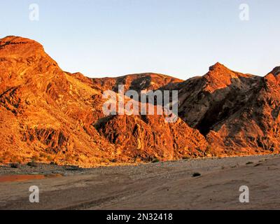 Les montagnes Barren formant le bord du Fish River Canyon, Namibie, dans la lumière dorée du soleil couchant Banque D'Images