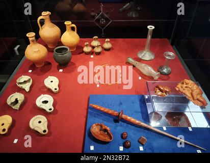 Vilnius, Slovénie. 8th mai 2023. Des expositions sont exposées lors d'une exposition de la route Amber de Rome à la Baltique qui s'est tenue au Musée national de Lituanie à Vilnius, Lituanie, le 7 février 2023. L'exposition présente des reliques historiques et des métiers d'ambre d'Italie, d'Autriche, de Croatie, de Slovénie, de Pologne et de Lituanie. Elle durera jusqu'à 8 mai 2023. Credit: Xue Dongmei/Xinhua/Alamy Live News Banque D'Images