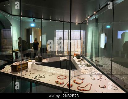 Vilnius, Slovénie. 8th mai 2023. Les visiteurs visitent une exposition de la route Amber de Rome à la Baltique, qui s'est tenue au Musée national de Lituanie à Vilnius, en Lituanie, le 7 février 2023. L'exposition présente des reliques historiques et des métiers d'ambre d'Italie, d'Autriche, de Croatie, de Slovénie, de Pologne et de Lituanie. Elle durera jusqu'à 8 mai 2023. Credit: Xue Dongmei/Xinhua/Alamy Live News Banque D'Images