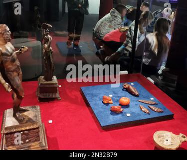 Vilnius, Slovénie. 8th mai 2023. Des expositions sont exposées lors d'une exposition de la route Amber de Rome à la Baltique qui s'est tenue au Musée national de Lituanie à Vilnius, Lituanie, le 7 février 2023. L'exposition présente des reliques historiques et des métiers d'ambre d'Italie, d'Autriche, de Croatie, de Slovénie, de Pologne et de Lituanie. Elle durera jusqu'à 8 mai 2023. Credit: Xue Dongmei/Xinhua/Alamy Live News Banque D'Images