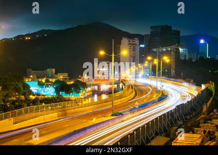 Une vue aérienne des sentiers légers sur la route entourée de bâtiments à Hong Kong Banque D'Images