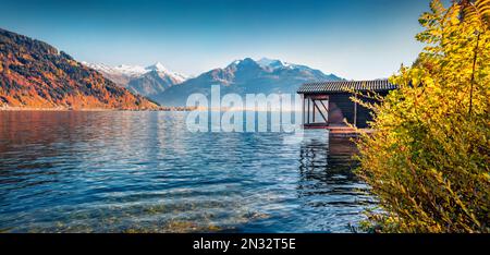 Vue panoramique du matin sur le lac Zell. Vue impressionnante sur les Alpes autrichiennes en automne, avec le pic de Grossglockner en arrière-plan. Beauté de la nature concept backgrou Banque D'Images