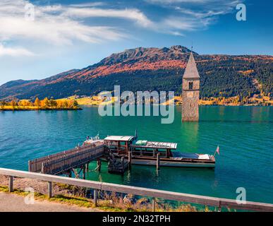 Photographie de paysage. Belle vue d'automne de la Tour de l'église en contrebas dans le lac Resia. Magnifique scène matinale des Alpes italiennes, du Tyrol du Sud, de l'Italie, de l'Euro Banque D'Images