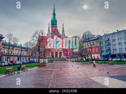 Сharm des anciennes villes d'Europe. Vue sombre de l'automne sur la paroisse de St. Église Joseph. Paysage urbain du matin pluvieux de Cracovie, Pologne, Europe. Déplacement Banque D'Images