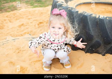 petite fille jouant dans le sable. Banque D'Images