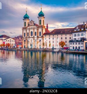 Сharm des anciennes villes d'Europe. Splendide vue en soirée sur l'église de Jesuitenkirche. Paysage urbain d'automne de Lucerne. Superbe vue extérieure de S Banque D'Images