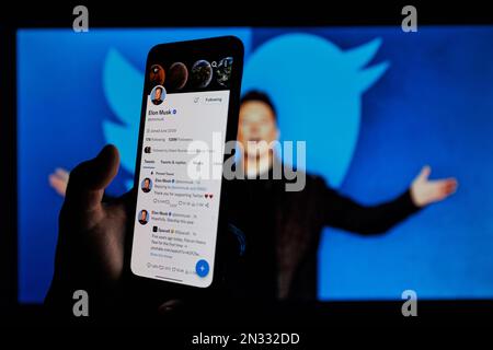 Vilnius, Lituanie - 2023 6 février: Elon Musk compte twitter sur écran de téléphone mobile. Logo Twitter en arrière-plan Banque D'Images