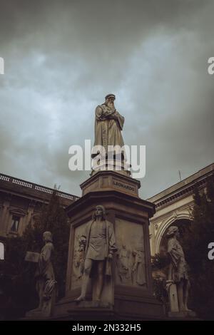 Léonard de Vinci Statue Milan Italie Banque D'Images