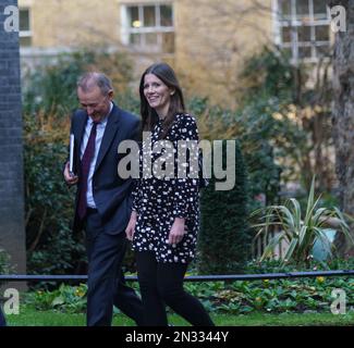 Downing St, Londres, 7th février 2023, Royaume-Uni à la suite de ce remaniement matinal, les ministres du Cabinet arrivent pour une réunion du Cabinet retardée dans l'après-midi. PHOTO : (légende révisée) Simon Hart, secrétaire parlementaire du Trésor et whip en chef, et Michelle Donelan, nouvelle ministre de la Science, de l'innovation et de la technologie Bridget Catterall AlamyLiveNews Banque D'Images