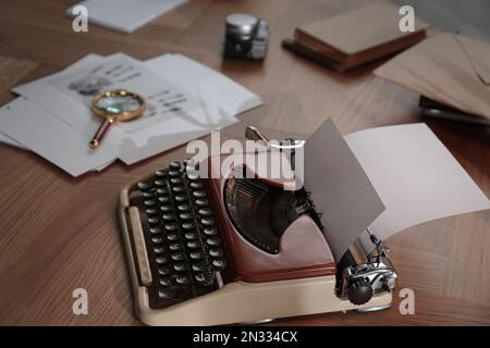 Machine à écrire, empreintes digitales et papiers sur le bureau. Le lieu de travail du détective Banque D'Images