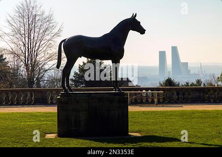 Wenkenhof à Riehen. Grande statue de cheval et vue panoramique sur Bâle et l'Alsace depuis Wenkenpark, canton de Bâle-ville, Suisse. Banque D'Images