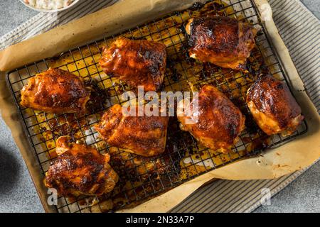 Cuisses de poulet saines faites maison au barbecue avec sauce barbecue Banque D'Images